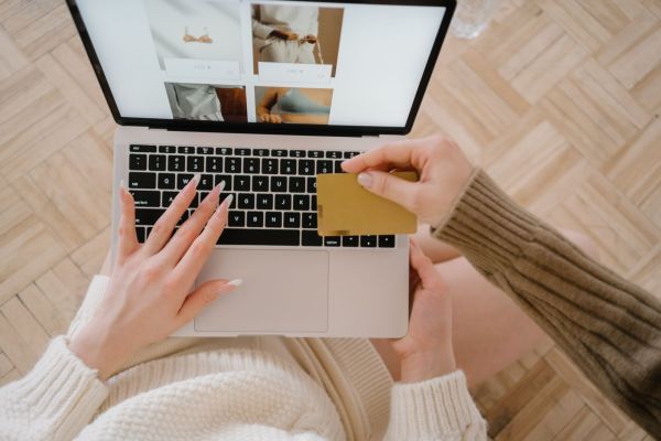 Guide Pratique pour Réussir Votre Shopping de Vêtements de Sport en Ligne : Astuces Indispensables