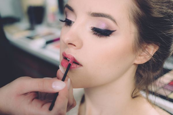 Maîtriser l'Art du Maquillage : Découvrez les Secrets et Techniques Indispensables des Pinceaux