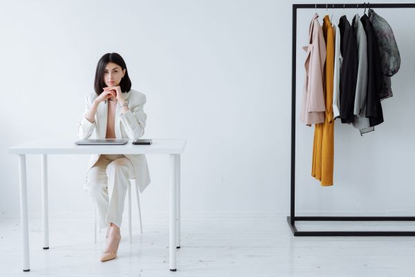 Quels sont les avantages de la mode minimaliste pour les femmes ?